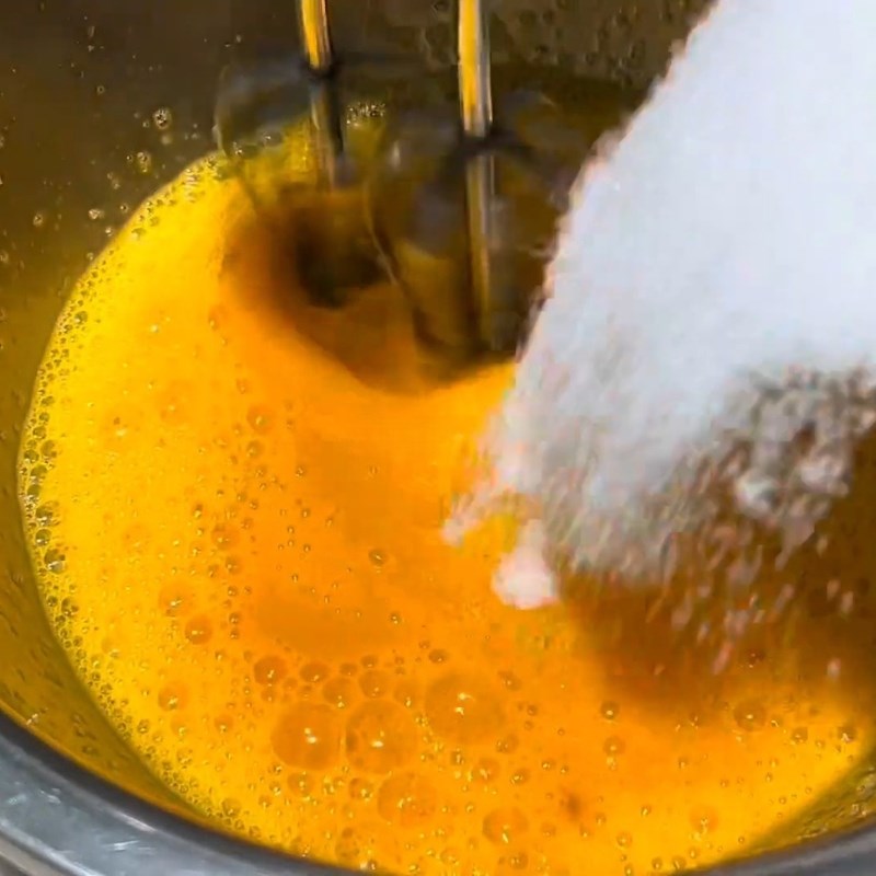 Bước 2 Đánh trứng và đường làm bánh thuẫn Bánh thuẫn bằng bột mì