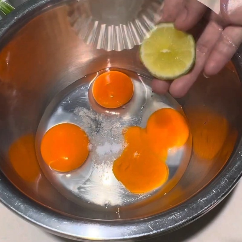 Bước 2 Đánh trứng và đường làm bánh thuẫn Bánh thuẫn bằng bột mì