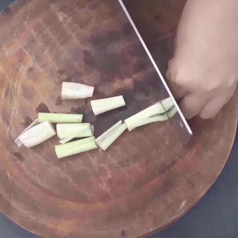 Bước 2 Đập dập sả để chiết xuất tinh dầu tinh dầu sả tại nhà