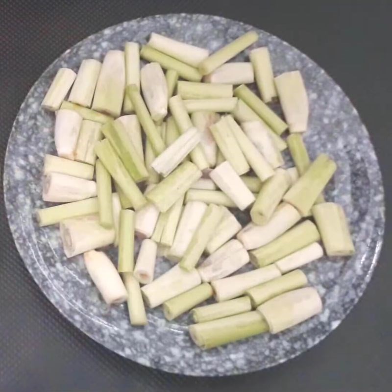 Bước 2 Đập dập sả để chiết xuất tinh dầu tinh dầu sả tại nhà