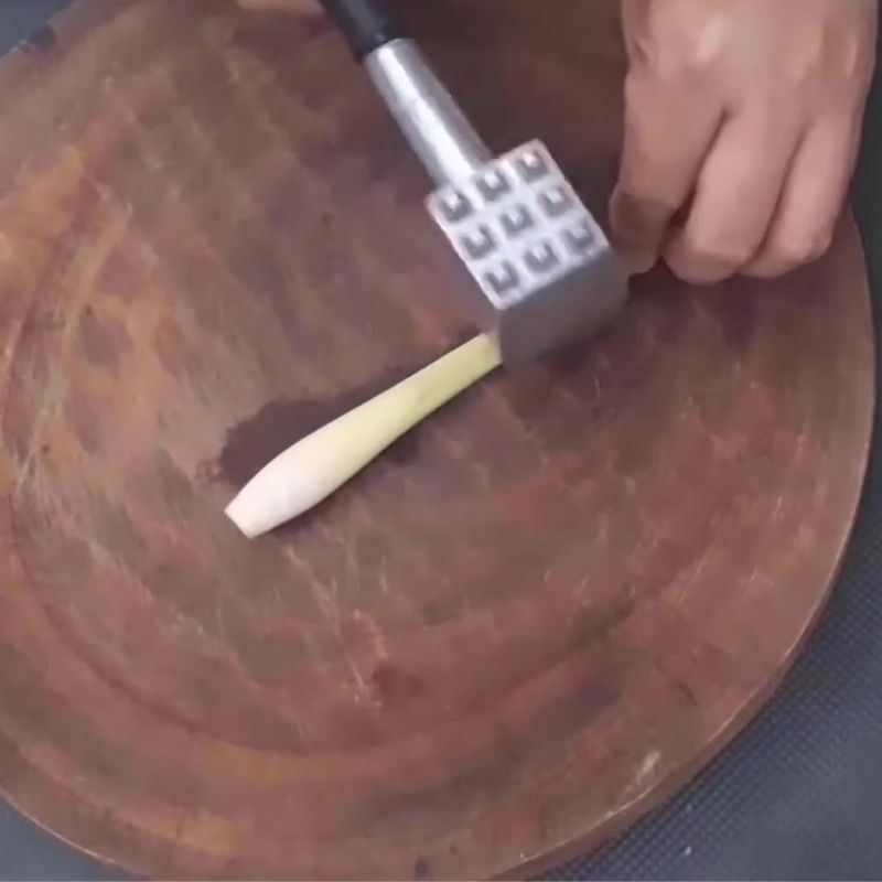 Bước 2 Đập dập sả để chiết xuất tinh dầu tinh dầu sả tại nhà