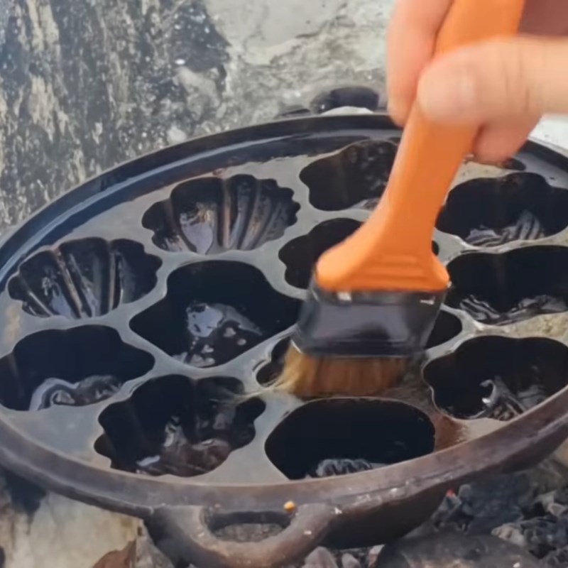 Bước 5 Đổ bánh và nướng bánh Bánh thuẫn miền Trung