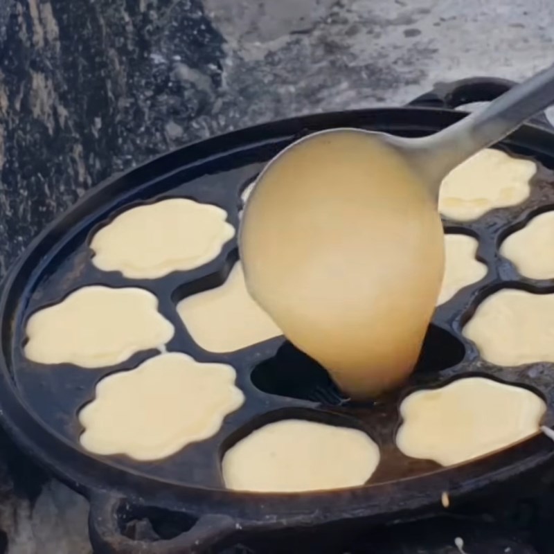 Bước 5 Đổ bánh và nướng bánh Bánh thuẫn miền Trung