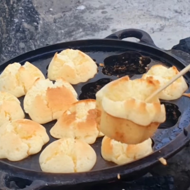 Bước 5 Đổ bánh và nướng bánh Bánh thuẫn miền Trung