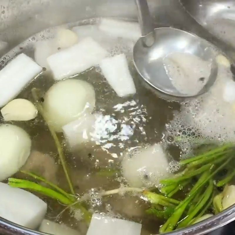 Bước 2 Hầm nước dùng hủ tiếu kiểu Thái đậm đà hủ tiếu Thái Lan