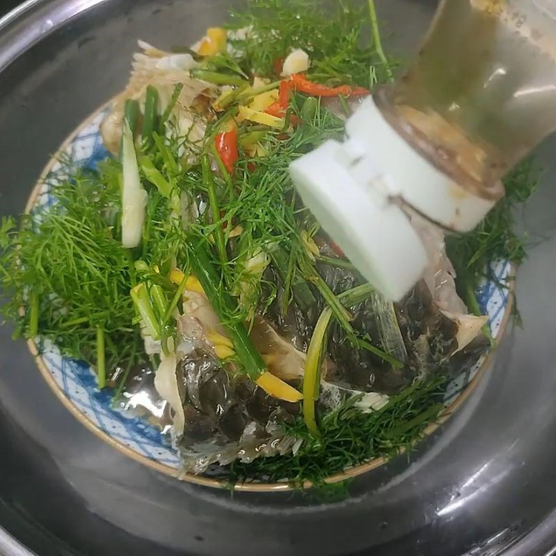 Bước 3 Hấp cá trắm xì dầu thơm lừng cá trắm hấp xì dầu
