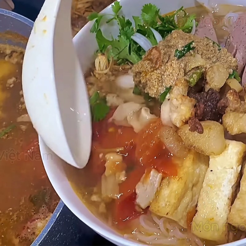 Bước 5 Hoàn thiện món bún riêu cua tóp mỡ hấp dẫn Bún riêu cua tóp mỡ