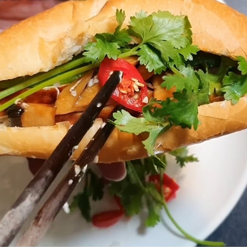 Bước 4 Hoàn thiện ổ bánh mì chay giòn rụm Bánh mì chay