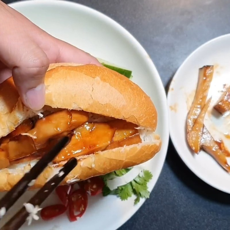 Bước 4 Hoàn thiện ổ bánh mì chay giòn rụm Bánh mì chay