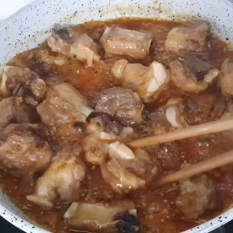 Bước 5 Kho sườn chua ngọt mềm thấm vị sườn kho chua ngọt