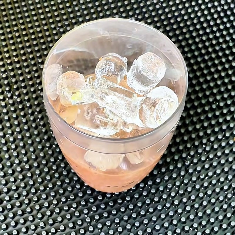 Bước 2 Lắc cacao với đá Cacao kem muối