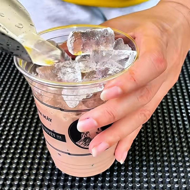 Bước 2 Lắc cacao với đá Cacao kem muối