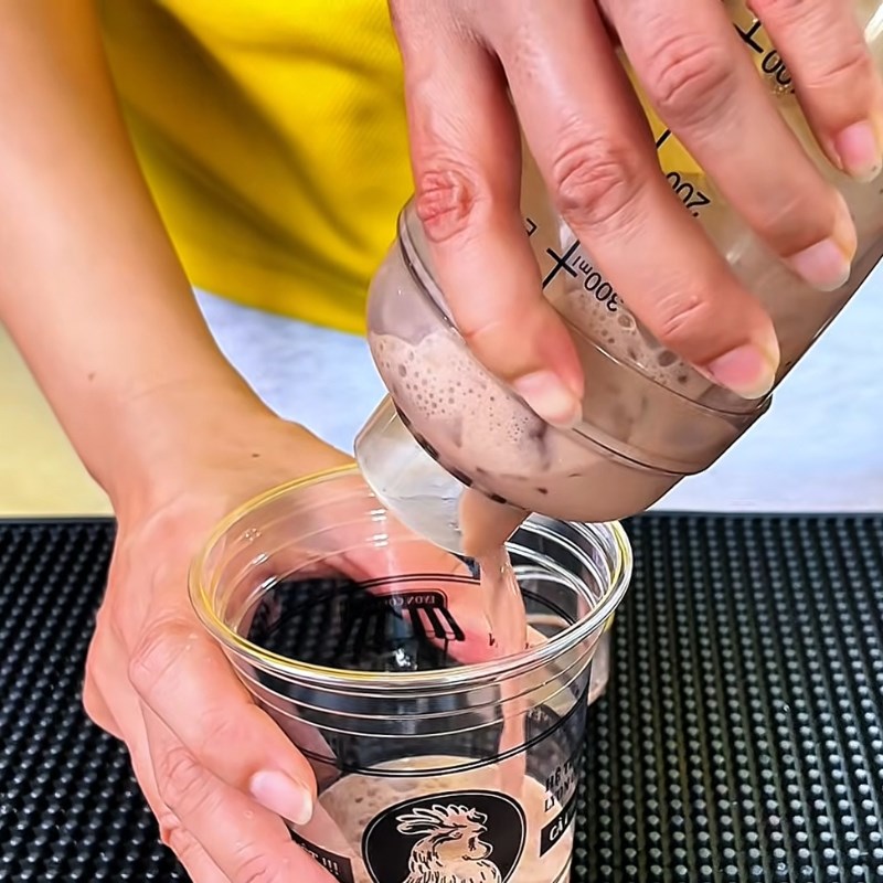 Bước 2 Lắc cacao với đá Cacao kem muối