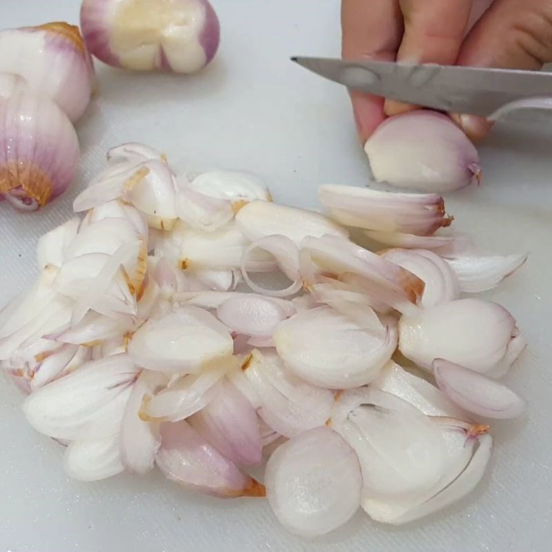 Bước 1 Làm hành phi giòn rụm bún bò trộn