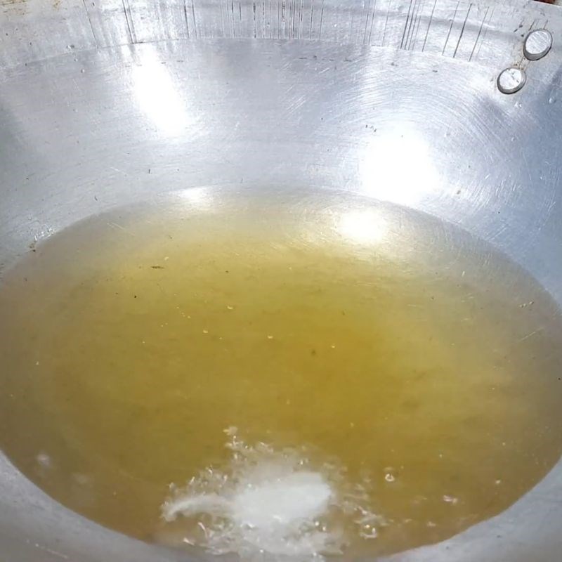 Bước 1 Làm hành phi giòn rụm bún bò trộn