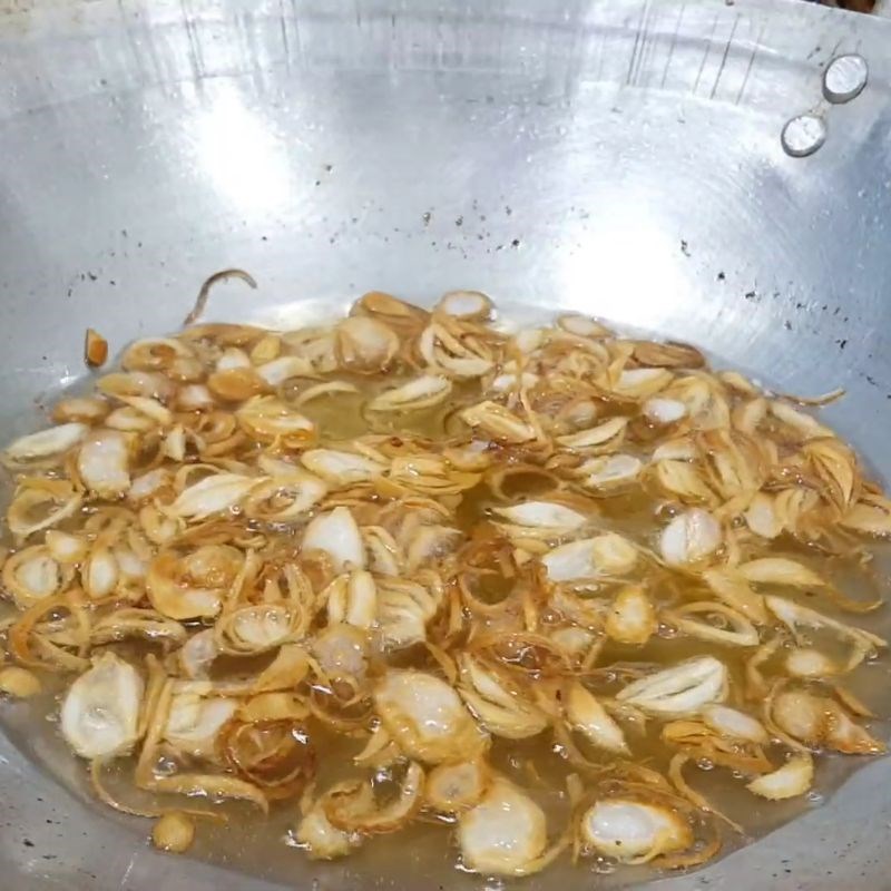 Bước 1 Làm hành phi giòn rụm bún bò trộn