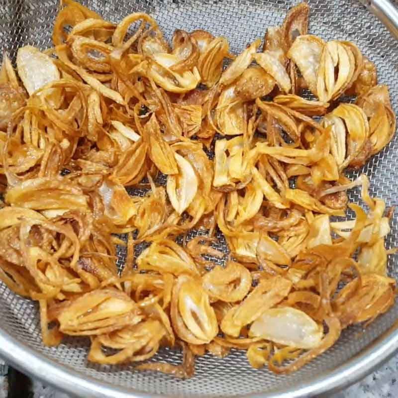 Bước 1 Làm hành phi giòn rụm bún bò trộn