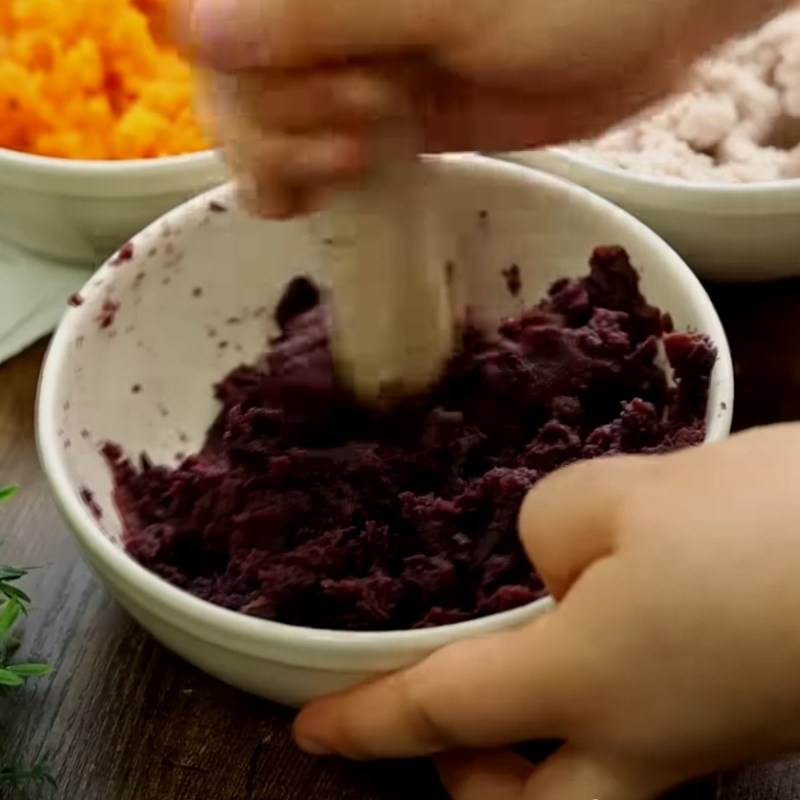 Bước 2 Làm khoai dẻo (nhồi bột khoai dẻo) Chè khoai dẻo nước cốt dừa