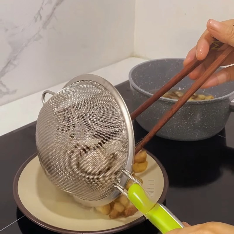 Bước 2 Làm tóp mỡ giòn và rán đậu phụ vàng ươm Bún riêu cua tóp mỡ