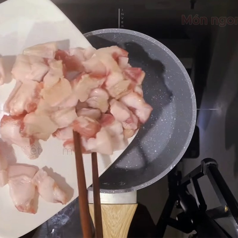 Bước 2 Làm tóp mỡ giòn và rán đậu phụ vàng ươm Bún riêu cua tóp mỡ