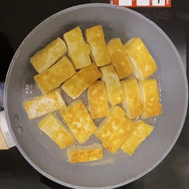 Bước 2 Làm tóp mỡ giòn và rán đậu phụ vàng ươm Bún riêu cua tóp mỡ