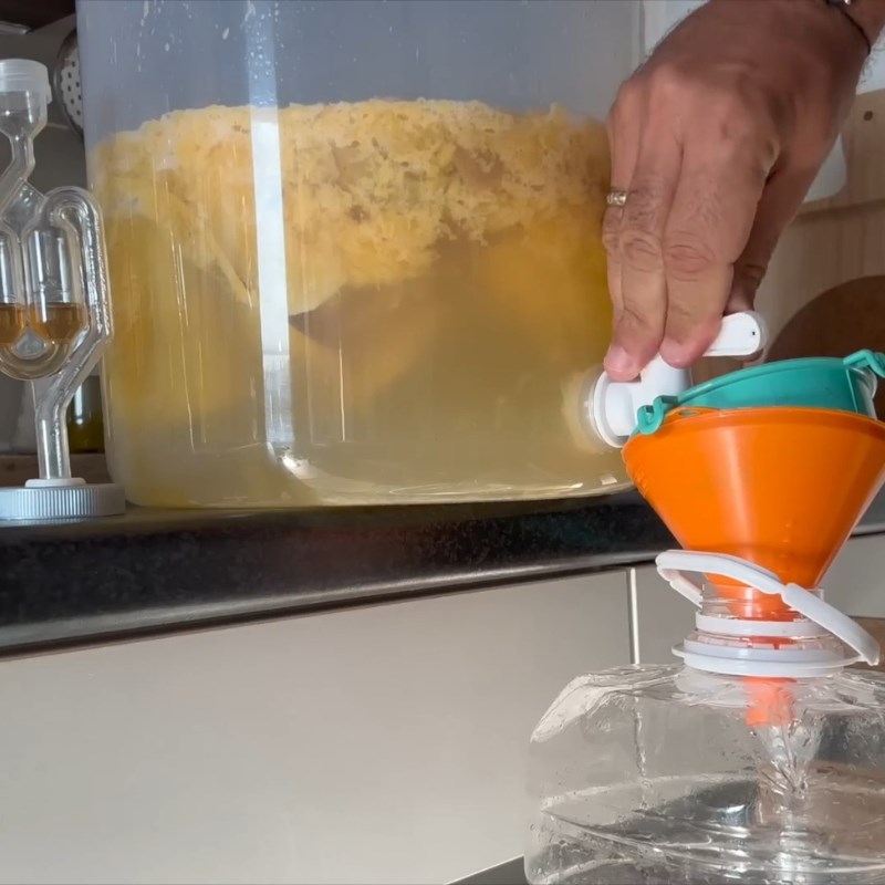 Bước 4 Lọc rượu và làm trong Rượu xoài