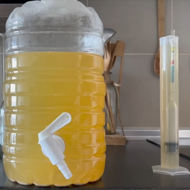 Bước 4 Lọc rượu và làm trong Rượu xoài