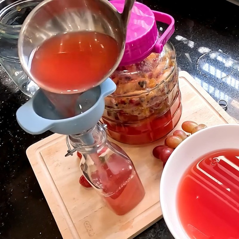 Bước 4 Lọc thành phẩm nước trái cây lên men Nước trái cây lên men