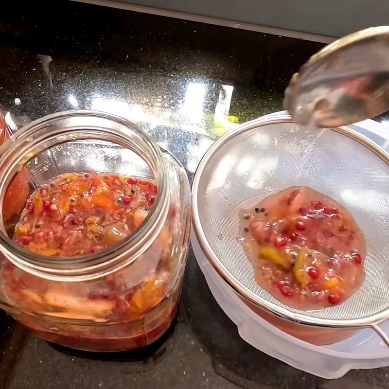 Bước 4 Lọc thành phẩm nước trái cây lên men Nước trái cây lên men