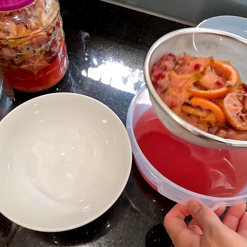 Bước 4 Lọc thành phẩm nước trái cây lên men Nước trái cây lên men