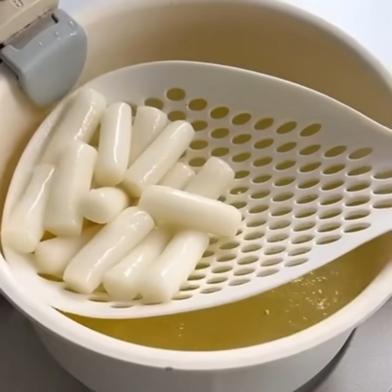 Bước 2 Luộc bánh gạo tokbokki và mì Samyang Mì cay phô mai Hàn Quốc