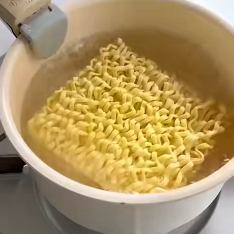 Bước 2 Luộc bánh gạo tokbokki và mì Samyang Mì cay phô mai Hàn Quốc