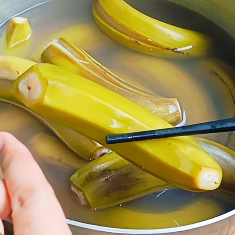 Bước 2 Luộc chuối già dẻo ngon Chuối già luộc