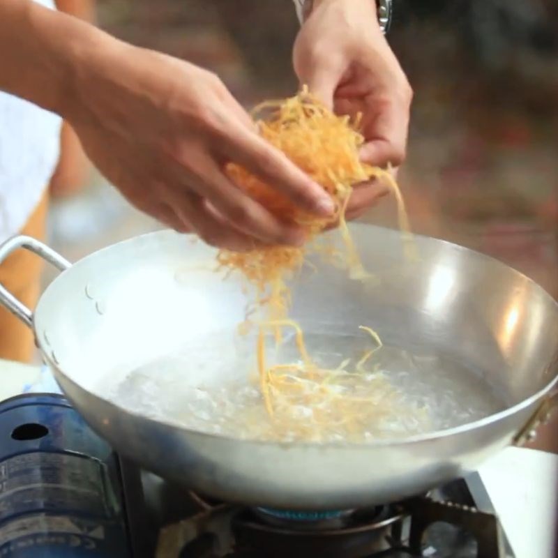 Bước 2 Luộc măng loại bỏ độc tố canh măng mực