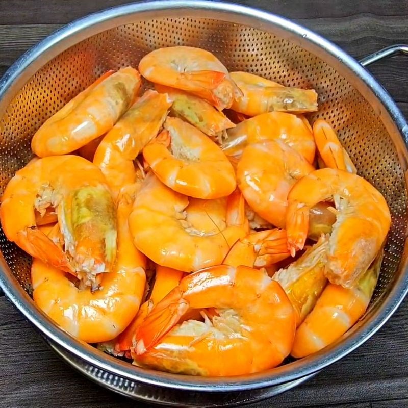 Bước 2 Luộc sơ tôm để giữ độ ngọt và giòn tôm rang muối hột