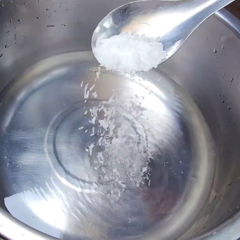 Bước 2 Luộc sơ tôm để giữ độ ngọt và giòn tôm rang muối hột