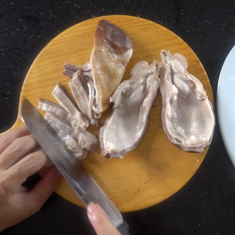 Bước 2 Luộc sơ và thái dạ dày chuẩn bị hầm Dạ dày hầm thuốc bắc