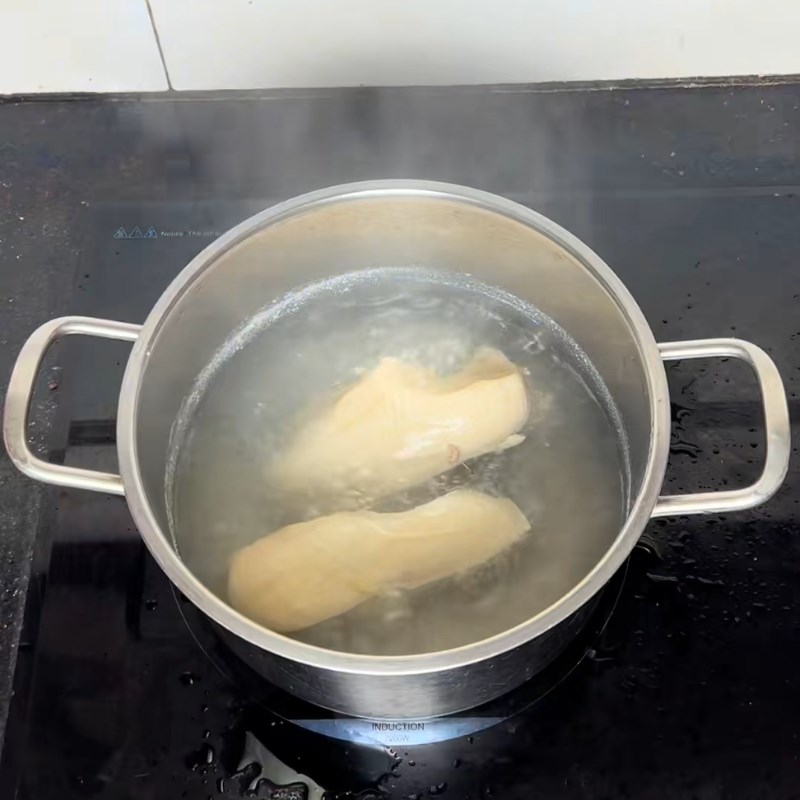 Bước 1 Luộc và sơ chế ức gà Nộm ức gà