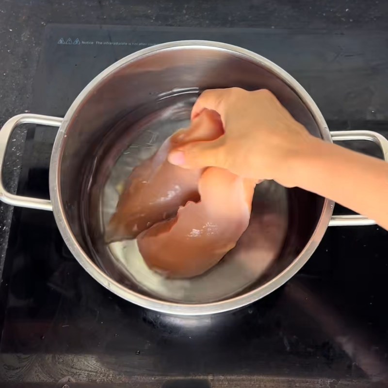 Bước 1 Luộc và sơ chế ức gà Nộm ức gà