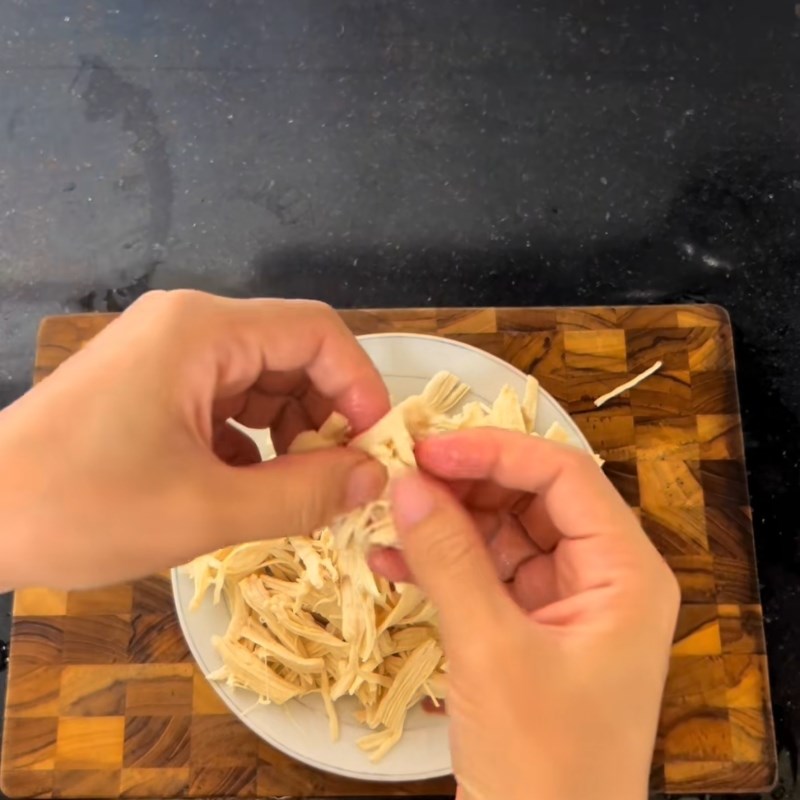 Bước 1 Luộc và sơ chế ức gà Nộm ức gà