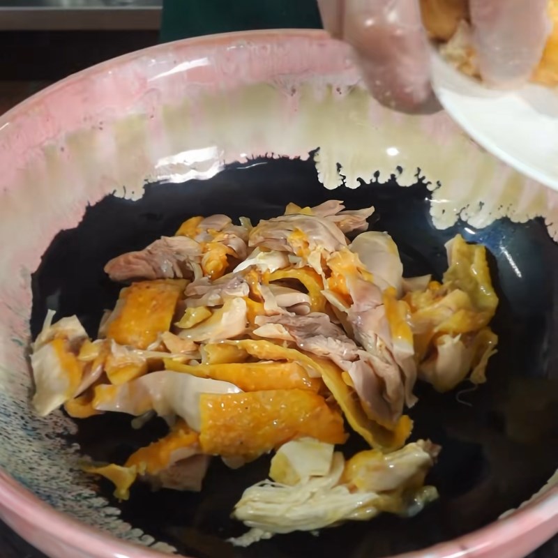 Bước 3 Luộc và xé phay thịt gà Nộm gà hoa chuối