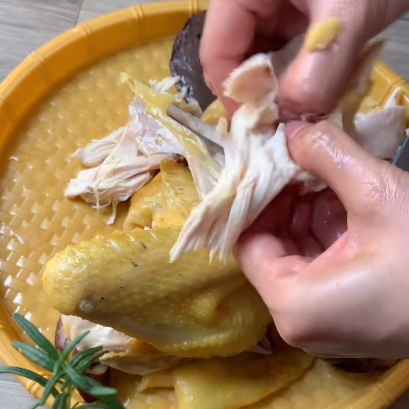 Bước 3 Luộc và xé phay thịt gà Nộm gà hoa chuối