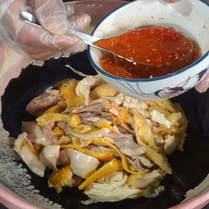 Bước 3 Luộc và xé phay thịt gà Nộm gà hoa chuối