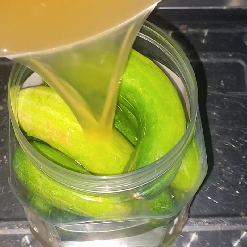 Bước 3 Muối dưa leo nguyên trái Dưa leo muối nguyên trái