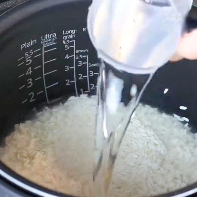 Bước 2 Nấu gạo nếp dẻo thơm bằng nồi cơm điện Chè đậu trắng nước cốt dừa