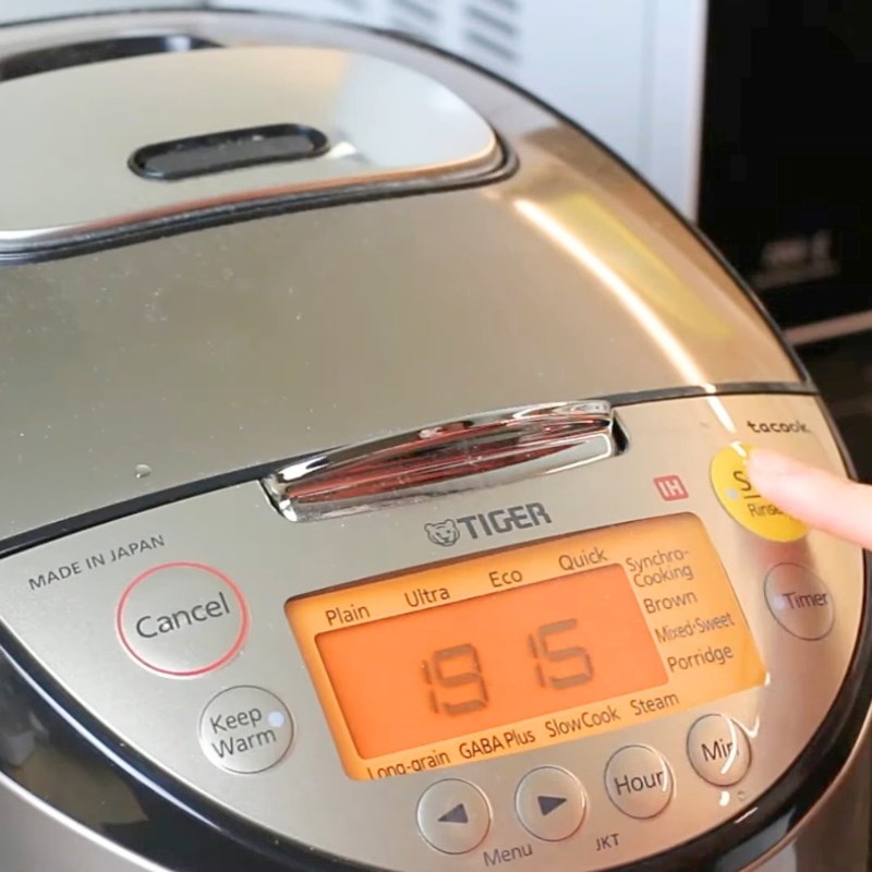 Bước 2 Nấu gạo nếp dẻo thơm bằng nồi cơm điện Chè đậu trắng nước cốt dừa