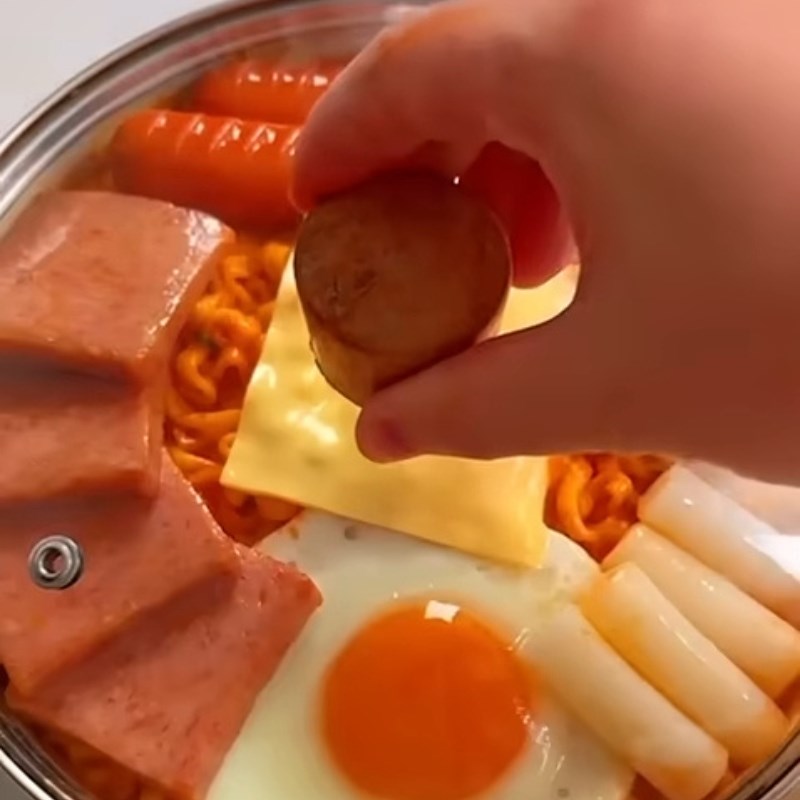 Bước 3 Nấu mì cay phô mai Hàn Quốc với sữa tươi Mì cay phô mai Hàn Quốc