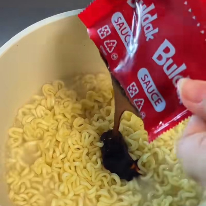 Bước 3 Nấu mì cay phô mai Hàn Quốc với sữa tươi Mì cay phô mai Hàn Quốc