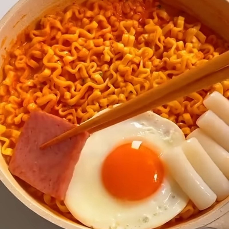 Bước 3 Nấu mì cay phô mai Hàn Quốc với sữa tươi Mì cay phô mai Hàn Quốc