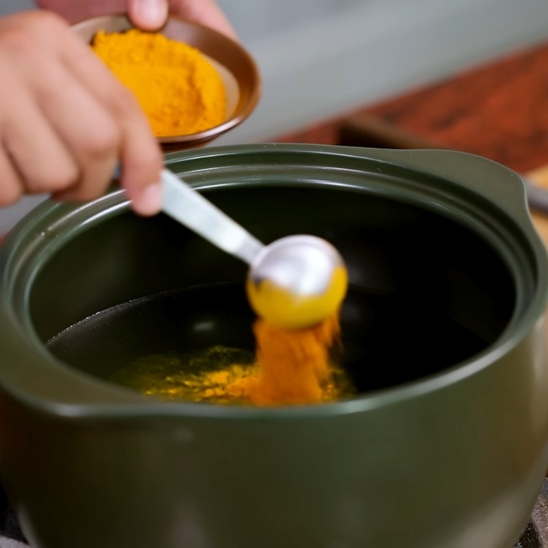 Bước 4 Nấu nước dùng nghệ tạo màu vàng óng Gà ủ muối hoa tiêu